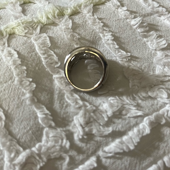 Rhodium Lia Sophia Ring!🩶. Size 7 - Picture 4 of 6